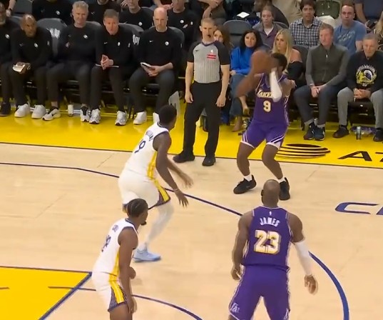 中股配资官网 父子再连线！詹姆斯送助攻 布朗尼幸不辱命三分穿针